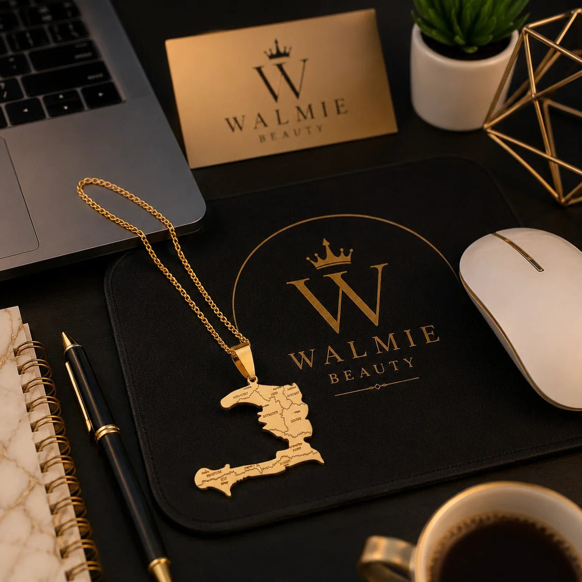 Chaîne avec pendentif carte de la République d'Haïti Symbole d'Identité et de Fierté sur un bureau