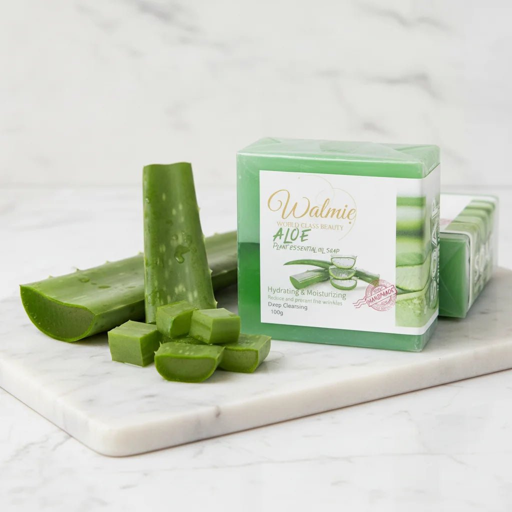 Natural Organic Cleansing Aloe Vera Soap sur une plate-forme en marbre avec l'aloe vera a côté.