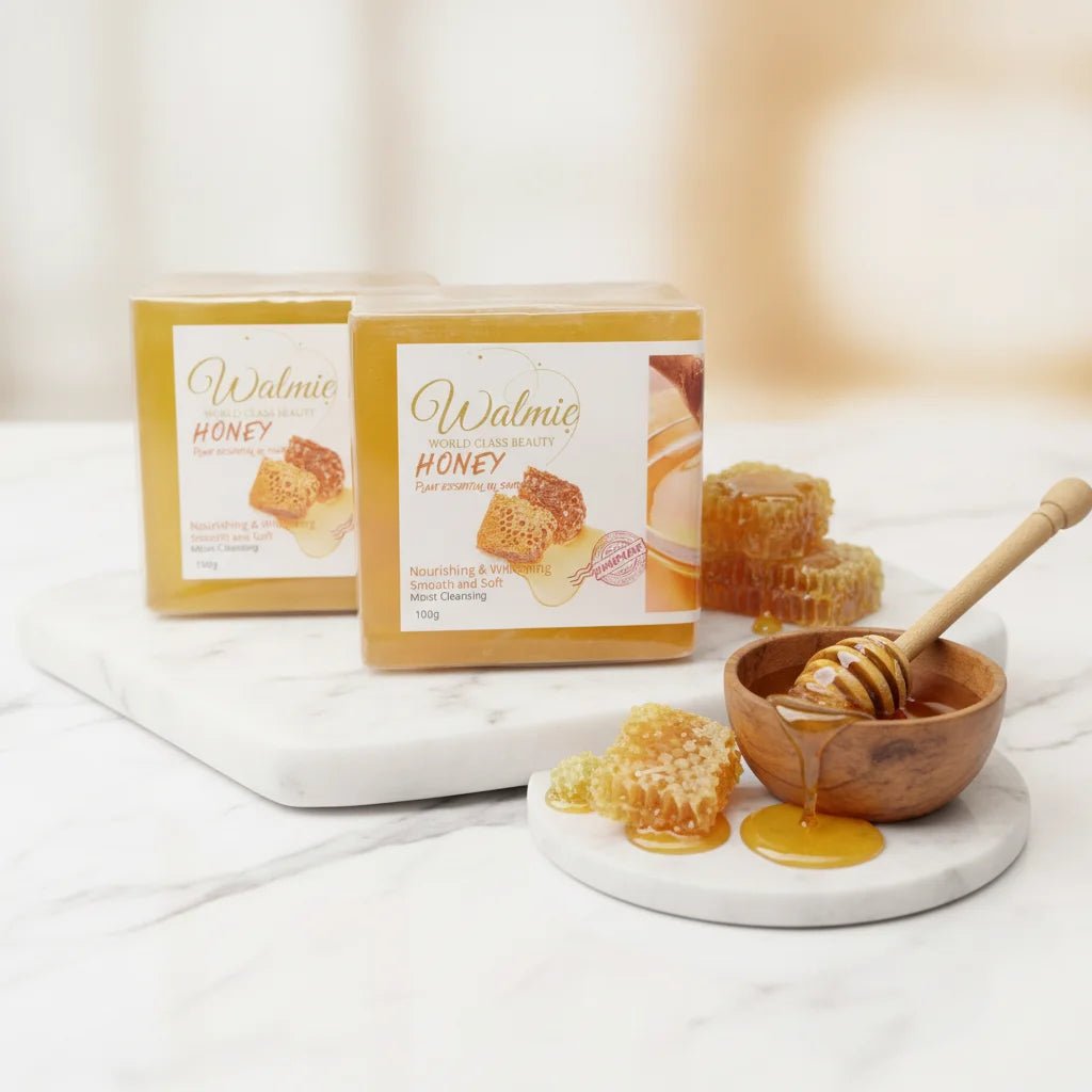 Pain de savon organique au miel posé sur un socle en marbre, accompagné d'une touche de miel liquide décorative.