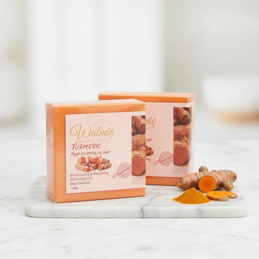 Savon au curcuma Walmie Beauty sur une plateforme en marbre avec une racine et de la poudre.
