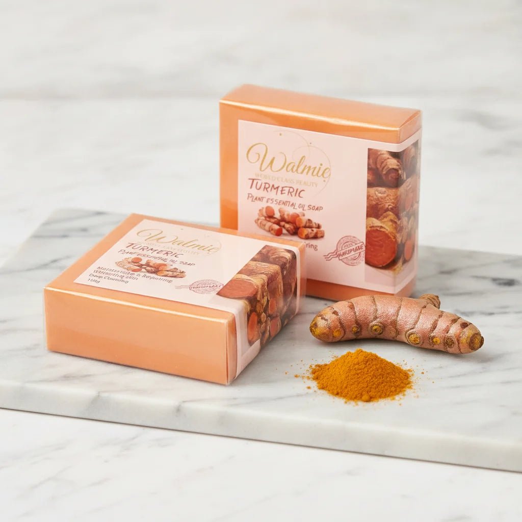 Savon au curcuma Walmie Beauty sur une plateforme en marbre avec une racine et de la poudre.