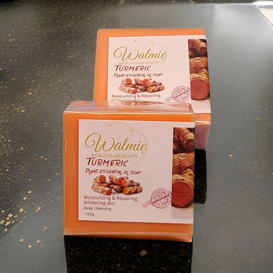 Savon au curcuma pour le visage Walmie Beauty sur une plate-forme en marbre.