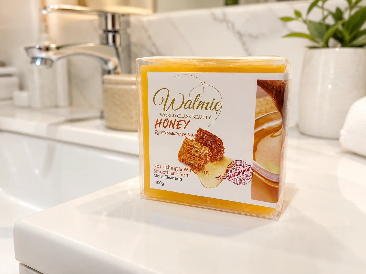 Savon artisanal au miel posé sur le bord d'un lavabo de salle de bain.